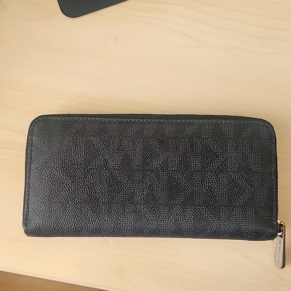 Michael Kors Women's Jet Set Travel Logo Continental Leather Zip Around Wallet - Picture 4 of 8